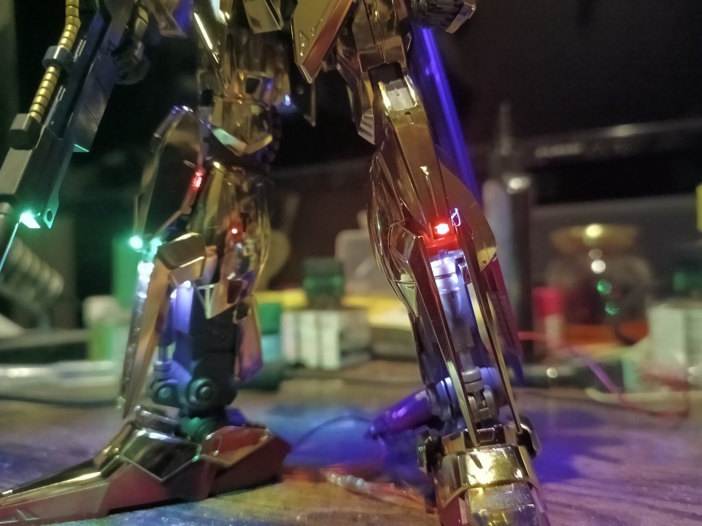 膝アーマーにナビゲーションライト👍