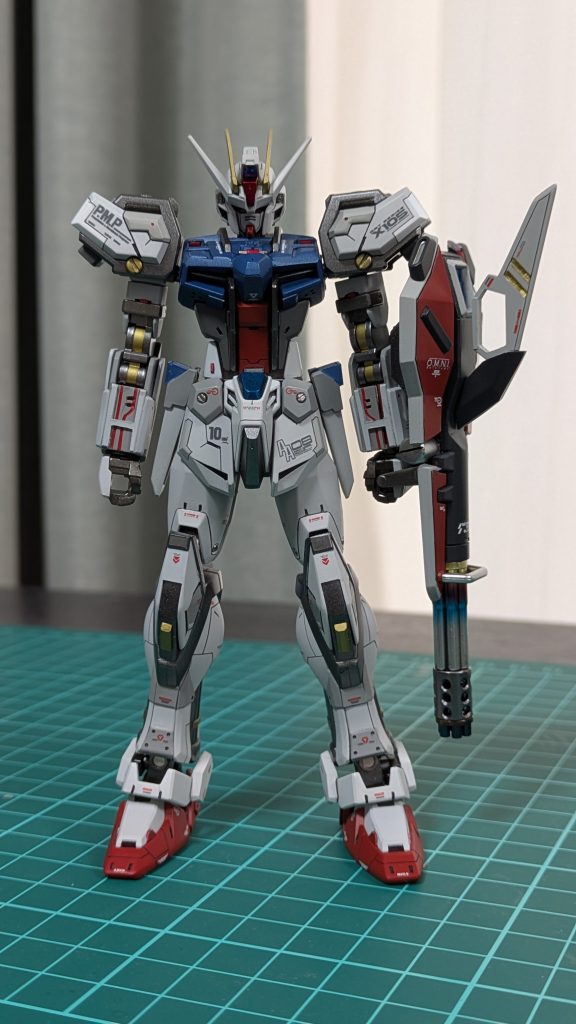 足や胴の延長も考えましたがデフォルトでもとてもバランスの取れたスタイルをしているので今回はやりませんでした。前腕部がまだ工事中のときの写真ですがこのままでも普通にカッコイイ。恐るべしHGCEストライク。