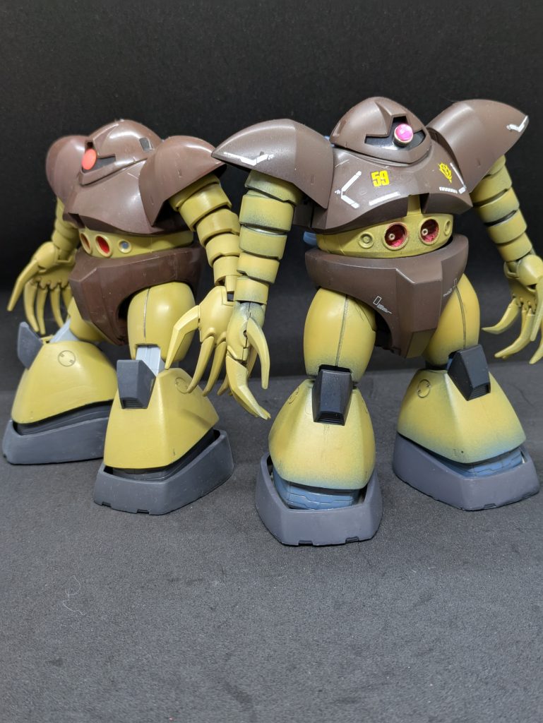 古いのと並べてみました。膝がヘタってきたかな・・・?新しい方のは爪を削って鋭くしています。