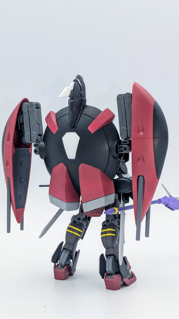 背面。殆ど見えないですが、リアアーマーにビームライフルをマウントしています。そして、筆塗りは相変わらずガタガタです…