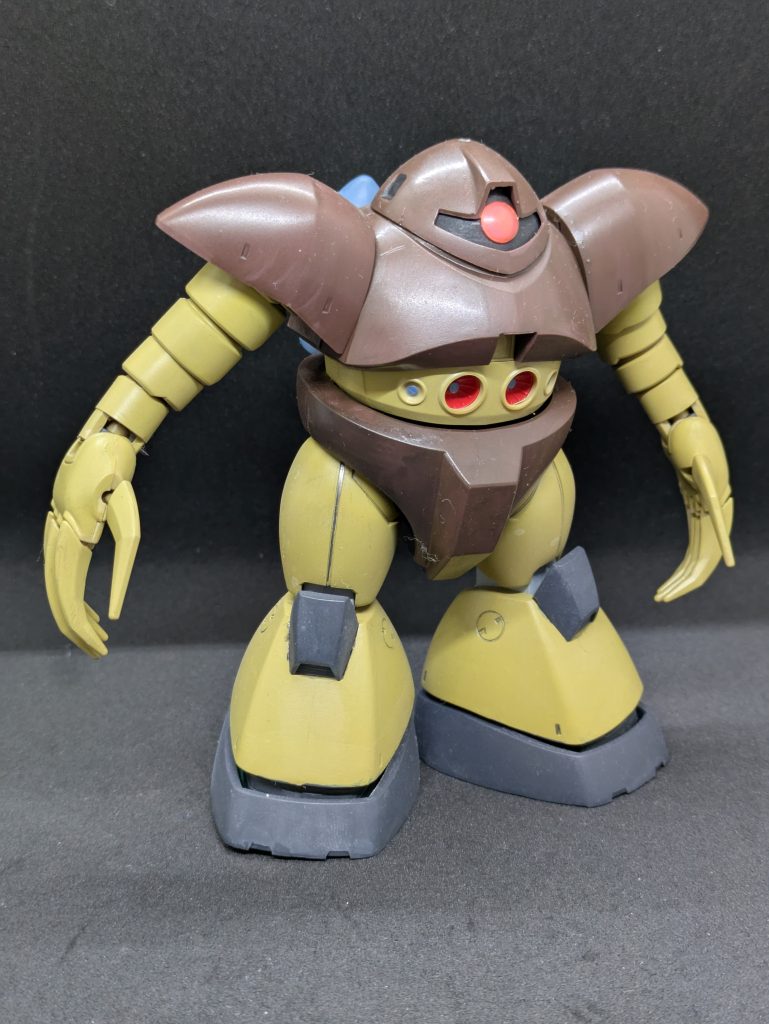 最初の発売日に買ったわけではないですが、あの地震でも無事だったゴッグてす。「さすがゴッグだ!なんともないぜ!!」このときはエアブラシを持っていなかったので筆塗りてす。