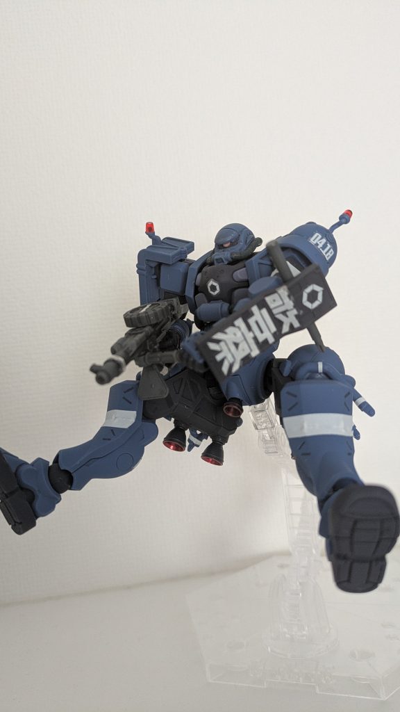 シールドの警察バランスが悪いは御愛嬌でお願いします。綺麗に貼れるようにバラバラにして貼りました。が、貼ることに集中しすぎてバランスを考えて無かった。。シールをもう一セットください(gundam-kao9)