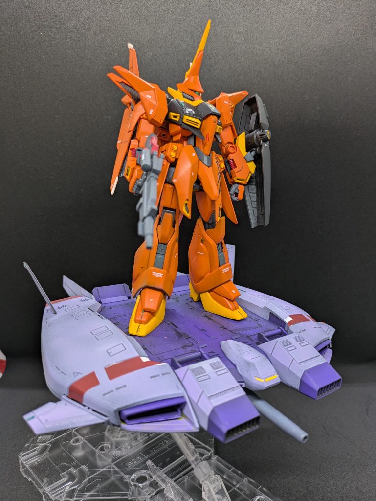 実際にMSを乗せました。元々は連邦軍でもティターンズが使用していましたが、ティターンズ衰退後にアクシズが接収し、鹵獲機として使用していたようてす。色はZの時とZZの時で変更はなかったような。