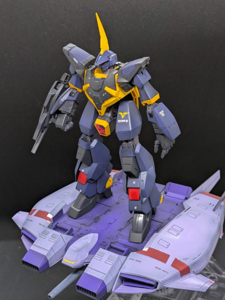 元はティターンズが使っていたので、バーザムを乗せてみました。立たせているだけです。屈んで乗せた方が見映え良さそうなのですが、無茶な姿勢はプラモが壊れそうなので棒立ちです(苦笑)。