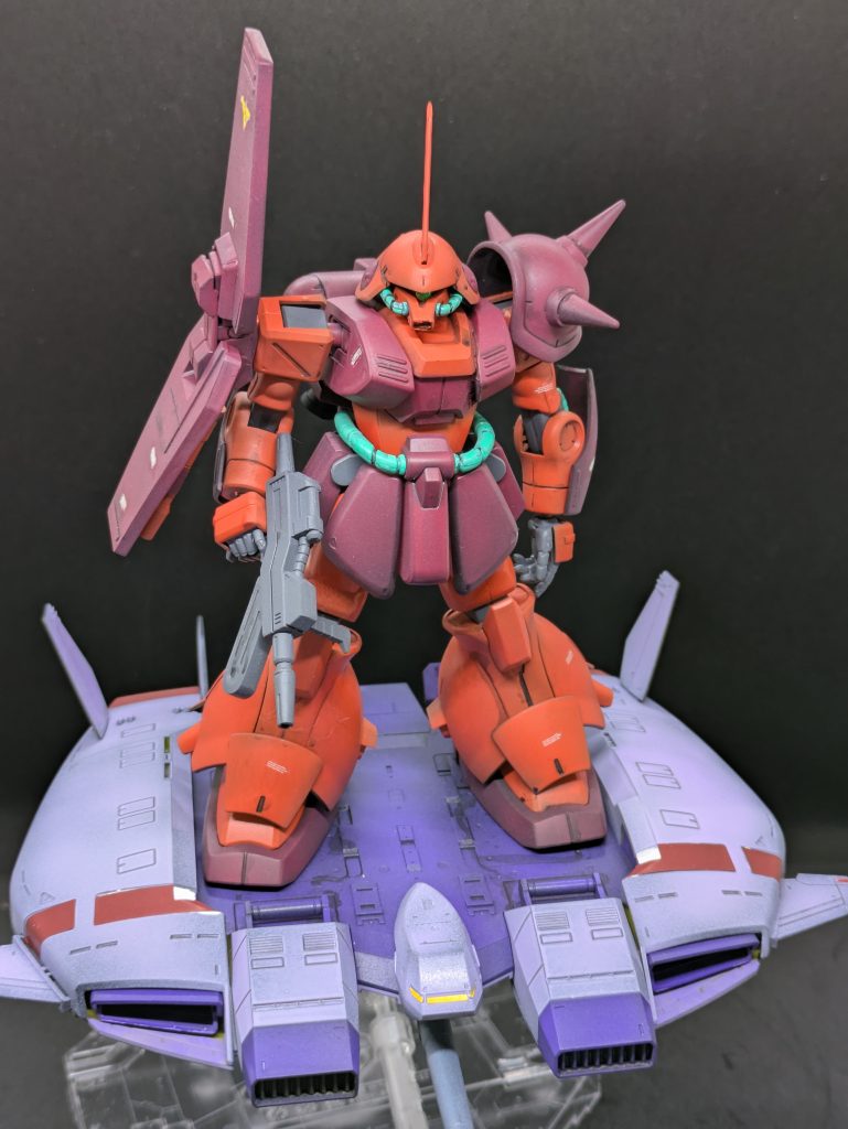 今度はマラサイを乗せてみました。ただ乗せているだけなのですが、楽しくなります。劇中では2機乗せてるシーンもありますが、キットのままだと難しそう。