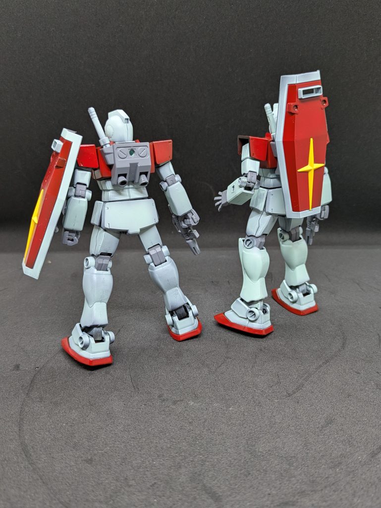 シールドを背中に装備すると何となく強そうに見えるのは私だけ？ジムといえば初登場シーンでシャアズゴに貫かれるのが有名過ぎて一体どのくらいのプラモのシムがジオラマ再現で同じ目にあったのでしょう（笑）ちなみにやられる前はビームスプレーガンでなく、ガンダムと同じビームライフルを装備しているの知ってますか？（作画ミス？）MGジム1.0はその再現かガンダムのビームライフルとハイパーバズーカ、ビームサーベル2本がバックパックに装備できます。（MGガンダムの使い回しなだけだけど）