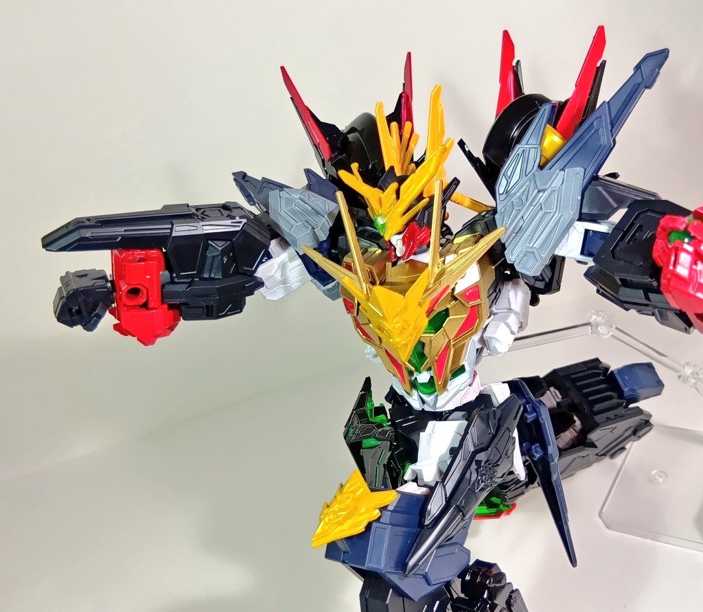 可動範囲が狭く、腰が外れやすいのでポーズが取りづらいのが少し残念