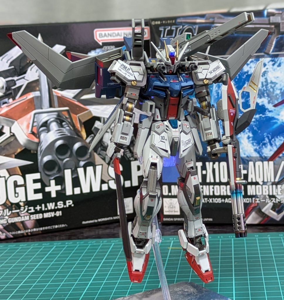 バックパックの翼は向きが変えられるように手を加えて見ましたが・・・なんか微妙なので無駄だったかなと。ずっとレールガンの形状が気に入らなかったのでスクラッチで自作。レールガンと言ったら加速板で挟み込む方式が個人的には好みです。ローレンツ力を無駄なく砲弾に伝えるなら元々の砲身の方が合理的だけどなーとか考えながら見た目重視の改造です。翼は好みが分かれそうですが、前進翼風に変更。雪風とかエースコンバットに登場する前進翼機大好きです。それと左脇の対艦刀ですが塗膜の厚みのせいで取り付けたは良いんですが外そうとすると絶対鞘が折れるので一生このままになりそうです。