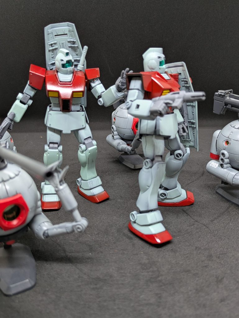 「ちょっ、奥になんかいるぞ！」「いやいや、あんまり深入りすんなよ〜。ここで待機しようぜ」ジム1機にボール2機での小隊として行動させてるつもりの構図。あんまり敵要塞内部に進むとビグザムみたいなのが潜んでいるかもしれないし…。