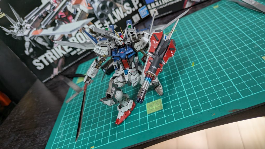 情報量を増やすために色々くっつけた結果、干渉して可動域が狭まりポージングが厳しいです。