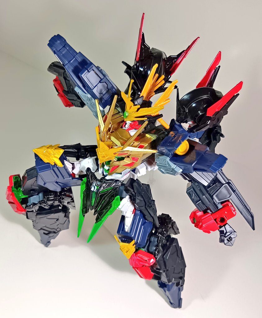 膝蹴りをするとエンブレムが割れます