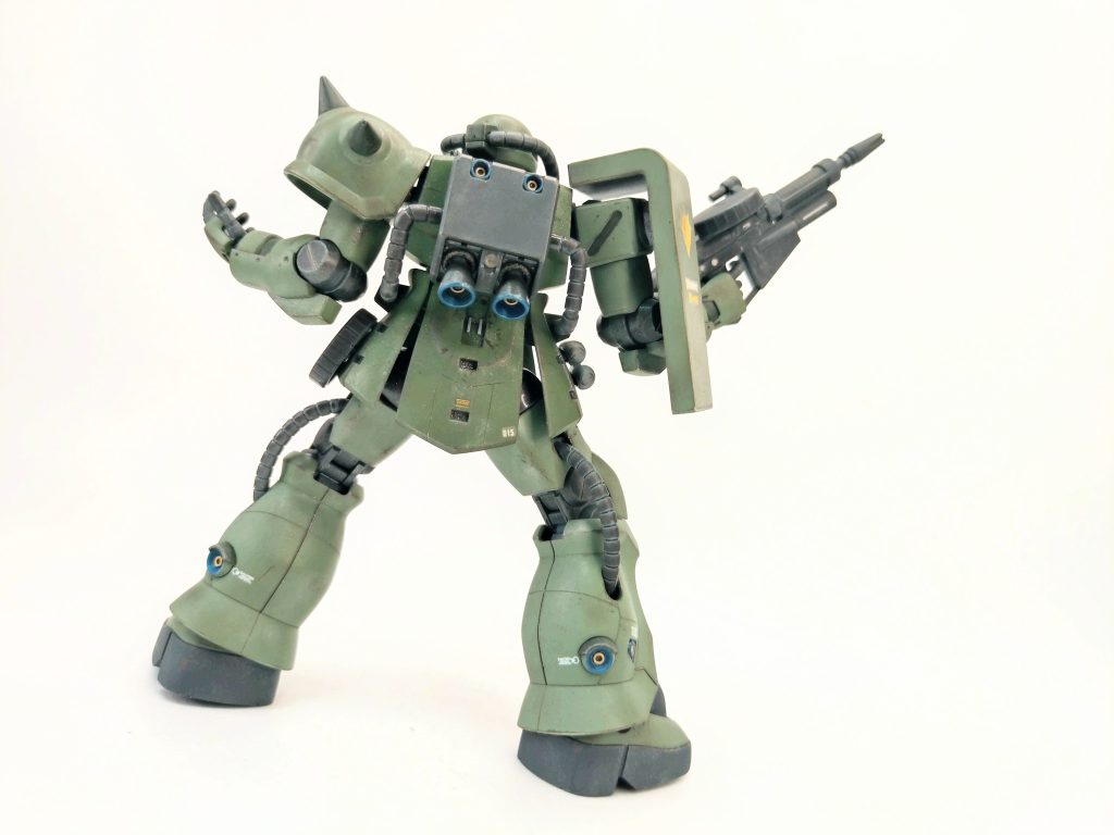 通常の塗り分けの他に、肩のトゲ、肩の斜め／線、前腕のスリット、太もも外側スラスターのひさし部、頭の動力パイプ接続部を３色目の別の緑で塗装。動力パイプはガンメタ系。