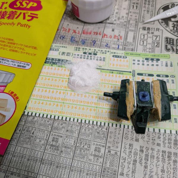 この人、ザクIII改つくってるのかな？と思った皆様、安心してください。作ってますよー。切って貼って、盛って、削っての作業の繰り返しなので大変な割には絵的には地味な作業です。でもいつも無改造な私にとっては久しぶりに懐かしい作業です。エポパテで成形すると重くなってしまうので、軽量化と削りやすいので、アルテコSSPを使っているのですが（誤って名前を覚えているかも？）、我が家で保存していたものはHG液が固まってしまって使用不可能になっていました。粉は大量に余ってるのに⋯。製品を補充しようとして色々探していたのですが、なかなか見つかりません。パッケージ変わってました。見つからないわけだ。私の中では博士みたいな箱絵のやつだったけど、黒い箱と発売元が変わった？のかクレオスからいつの間にか出ていたのてすね。紙箱からアルミ袋に変更されていました。まだ売っててよかった。早速混ぜ混ぜ。混ぜるときのシートは毎週私から搾取を続ける某競馬団体のマークシート。コレが使いやすい。成人の方はぜひ（ダメ？）。久しぶりの刺激臭。たまらん（ヤバい？）。「この刺激臭こそアルテコ（商品名間違って覚えてます）よ！」うーん、久しぶりにモデラーしてる気がするなー。今回、何言いってんだコイツ？という非常に読みにくい＆理解不能な文章かと思いますが、最後に一言「塗装時のマスクと同じくらい、ヤスリする時もマスクした方がいいよ」ってことです。私よりも凄腕のモデラーさんたちが何ヶ月もかかってるのに、私は完成することができるのかなー、と考えてしまう。とりあえずせっかくたくさんキットを持っているので一機は改造せずにそのまま作って比較用に作ってみようかな。やりたいイメージが湧きそう。  （3枚目）