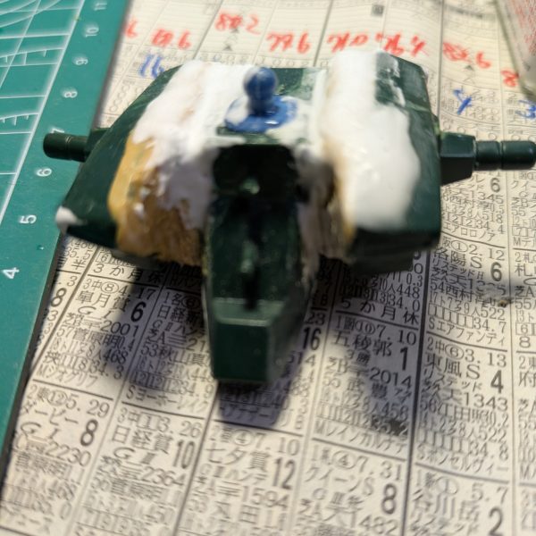 この人、ザクIII改つくってるのかな？と思った皆様、安心してください。作ってますよー。切って貼って、盛って、削っての作業の繰り返しなので大変な割には絵的には地味な作業です。でもいつも無改造な私にとっては久しぶりに懐かしい作業です。エポパテで成形すると重くなってしまうので、軽量化と削りやすいので、アルテコSSPを使っているのですが（誤って名前を覚えているかも？）、我が家で保存していたものはHG液が固まってしまって使用不可能になっていました。粉は大量に余ってるのに⋯。製品を補充しようとして色々探していたのですが、なかなか見つかりません。パッケージ変わってました。見つからないわけだ。私の中では博士みたいな箱絵のやつだったけど、黒い箱と発売元が変わった？のかクレオスからいつの間にか出ていたのてすね。紙箱からアルミ袋に変更されていました。まだ売っててよかった。早速混ぜ混ぜ。混ぜるときのシートは毎週私から搾取を続ける某競馬団体のマークシート。コレが使いやすい。成人の方はぜひ（ダメ？）。久しぶりの刺激臭。たまらん（ヤバい？）。「この刺激臭こそアルテコ（商品名間違って覚えてます）よ！」うーん、久しぶりにモデラーしてる気がするなー。今回、何言いってんだコイツ？という非常に読みにくい＆理解不能な文章かと思いますが、最後に一言「塗装時のマスクと同じくらい、ヤスリする時もマスクした方がいいよ」ってことです。私よりも凄腕のモデラーさんたちが何ヶ月もかかってるのに、私は完成することができるのかなー、と考えてしまう。とりあえずせっかくたくさんキットを持っているので一機は改造せずにそのまま作って比較用に作ってみようかな。やりたいイメージが湧きそう。  （5枚目）