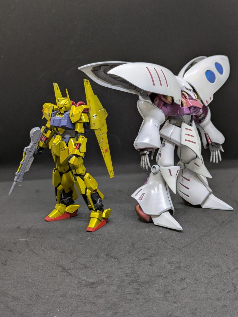 リバイブの百式と並べてみました。うーん、キュベレイってこんなに大きかったでしたっけ??百式が華奢過ぎるのかなー?両肩バインダーがデカいからかなー。「シャア・・・私と来てくれれば・・・」