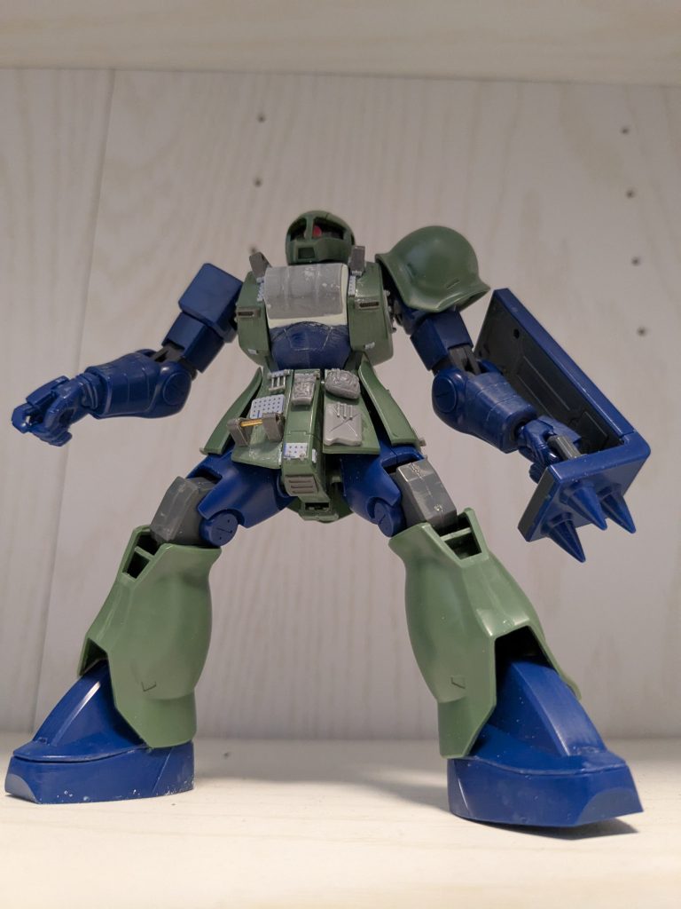 パチ組みプラモを購入して切った貼ったした状態バランス見ながらやってるんで時間かかってしまいます…たまに違和感あったり自信がない場合は会社の後輩に途中経過を見てもらい感想や助言を元に修正しています。