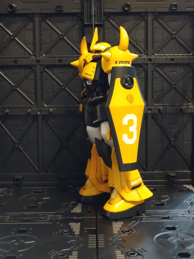 もう少しオレンジっぽい黄色にしたかったんですが、塗り終わったら普通の黄色だね。黄色と胴体のダークグレーは缶スプレーです。白はガス抜けしてた白い缶スプレーから取り出した白塗料をエアブラシで塗りました。はい、エアブラシ買いました。ここまでやるつもりなかったのになぁ。