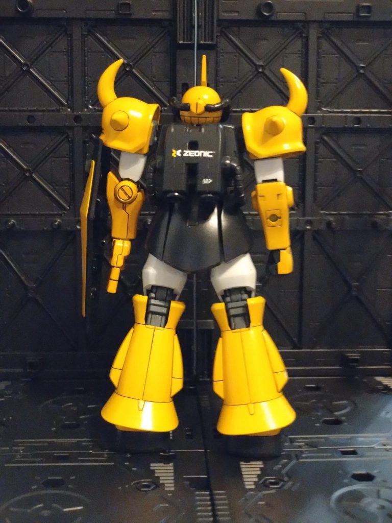 しかし普通のグフといえどもガンプラ飢餓事態の現状。ベースキットは新品ではなくフリマアプリで組み立て済みジャンクを購入しました。全塗装前提だったのでそれでよかろうと思ってましたが、他人が組んだキットはやはり気になるところが出てきます。この子はゲート処理が酷かったぁぁ。