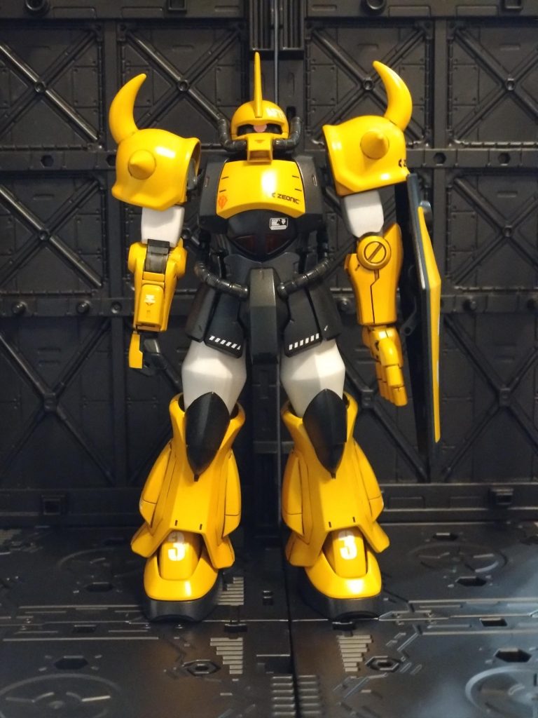 はい、普通のグフをプロトタイプグフの色で塗りました。プロトタイプグフ入手がいろいろ大変なので。だから機体各部の番号デカールは　3　にしています。（本家は2です）