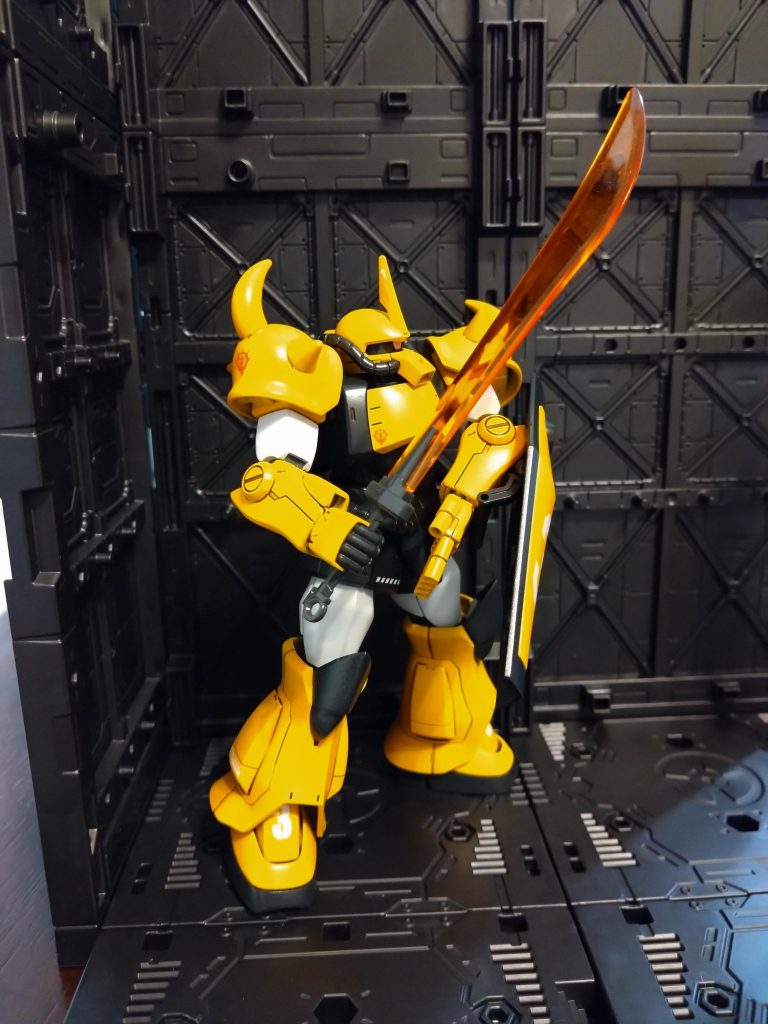 スプレー塗装後、油性の艶ありクリアー、エナメル塗料で墨入れ、デカール貼り後に水性半艶クリアーで終了としました。デカールは、大きい数字は汎用品。ジオニックロゴやジオンマークはガンダムデカール。そして注意書き等は境界戦機用デカール！悪乗りして貼りました。楽しかったです。今のところ後悔していません。