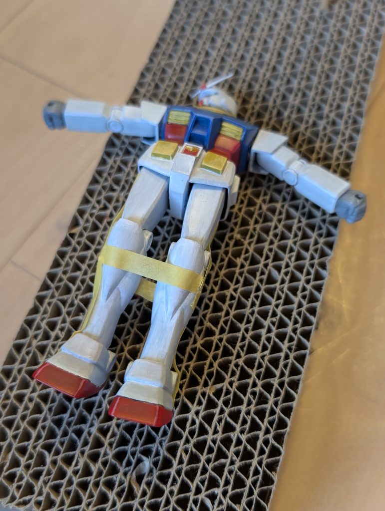 関節がゆるゆるになってしまい、勝手に動くたびに塗装が剥げるので拘束。家族からはガンダムが縛られてて可哀想だとコメントを頂きました。