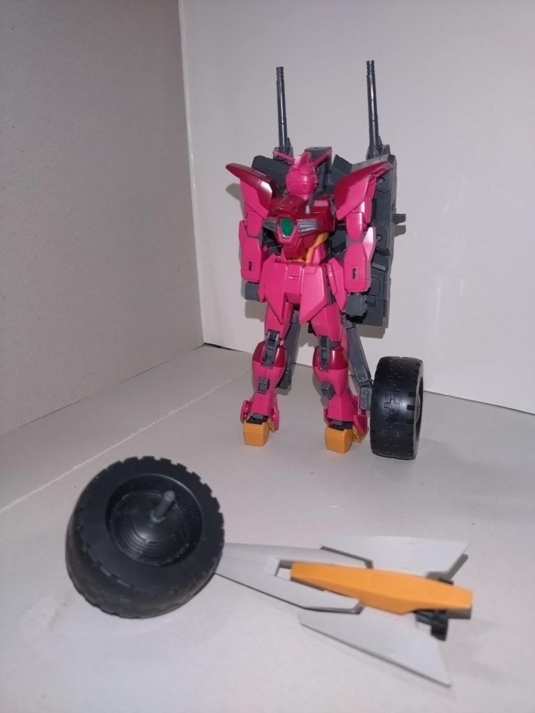 ※前回の続き 【MA形態・2】インパルスグランデのホイールモードに存在する第2のMA形態は、グランデの名のごとく地上をより高速移動するための姿である。 まず片側のタイヤのレーダーと、もう片側のタイヤを接続アームよりはずす。続けて、はずしたタイヤの反対側にレーダーを取り付け、接続アームに残ったタイヤは、もう一方の接続アームに挟み込むように取り付ける。バックパックをはずし、シールドを取り付ける。