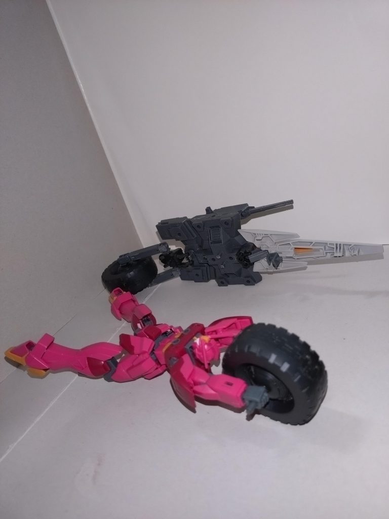 インパルス本体を画像のように変形させ、前腕部で前輪を保持。最後にバックパックを取り付け、広げた脚の間に後輪とその接続アームを下ろす。これによりもう1つのMA形態とも言うべき、MV(モビルビークル)形態になる。