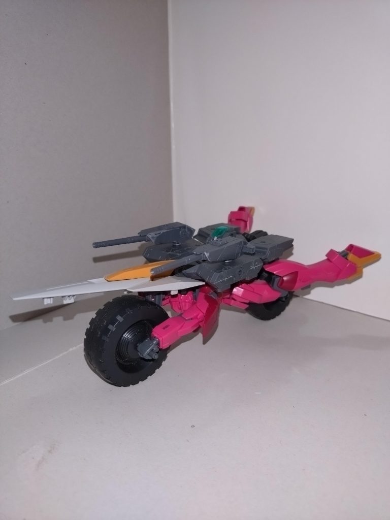 その外観は宇宙世紀0150年代にザンスカール帝国が生み出したバイク型戦艦を思わせる。燈「宇宙世紀0153年から飛び出してきたようなアレだね」祥子「これはまた大胆なアレンジを···。ところで、MSは乗せられる？」愛音「この状態だとさすがに無理💦」