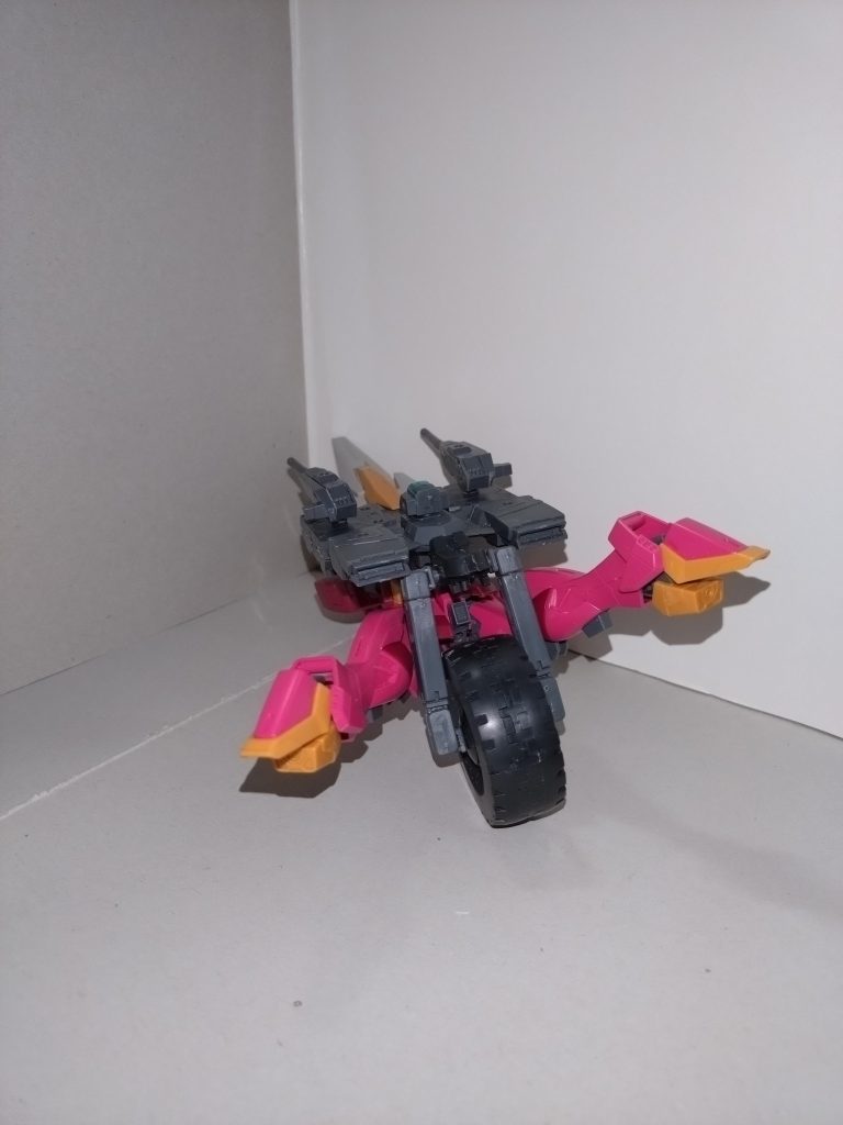 実は大気圏突入・離脱はこの形態で行われ、その最高速度はあのゼータガンダムを凌ぐと言われており、無論、並みの可変機の比ではない。 愛音「マッハ3まで出せるよ」燈「エネルギー消費量がどえらいことになりそう💦」祥子「加速Gも一般人には耐えられないわね」