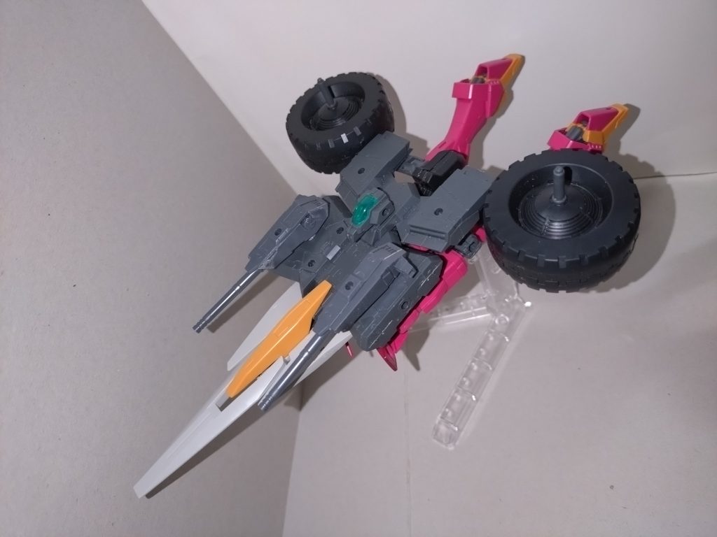 さて、もう1つのMA形態は、勘のよい御仁ならこの2輪のタイヤで何となく解ることだろうが、そこは次回のお楽しみとしよう。 〜瀬田　薫のレポートより〜