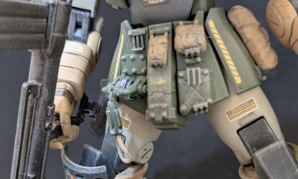 今回の目玉スカート右部にはやってみたかった牽引ワイヤーで演出。昔の別冊のホビージャパンで見た08小隊のEZ-8に牽引ワイヤーがカッコいいなぁ、というイメージがあったのでやってみました。100均でステンレス針金をプラ棒に巻き付けてプラ棒プラ板やらM.S.Gなどを加工してます。引っ張り出すことは可能ですが巻き付け直せないので引っ張り出しませんが……………脳内では電動で巻き直せる設定です……。