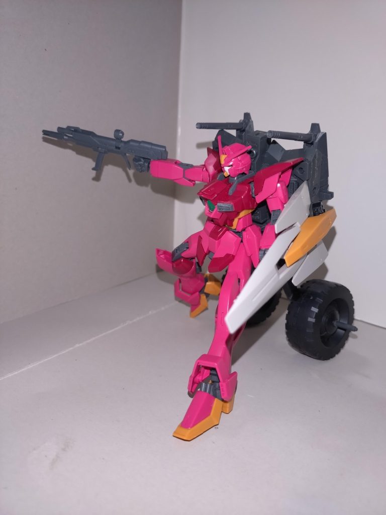 しかし、飽くまでもMS形態が本来の姿。脚とホイールユニットによる高速戦闘で、敵をなぎ倒していく姿は、圧巻の一言に尽きるだろう。 〜瀬田　薫のレポートより〜