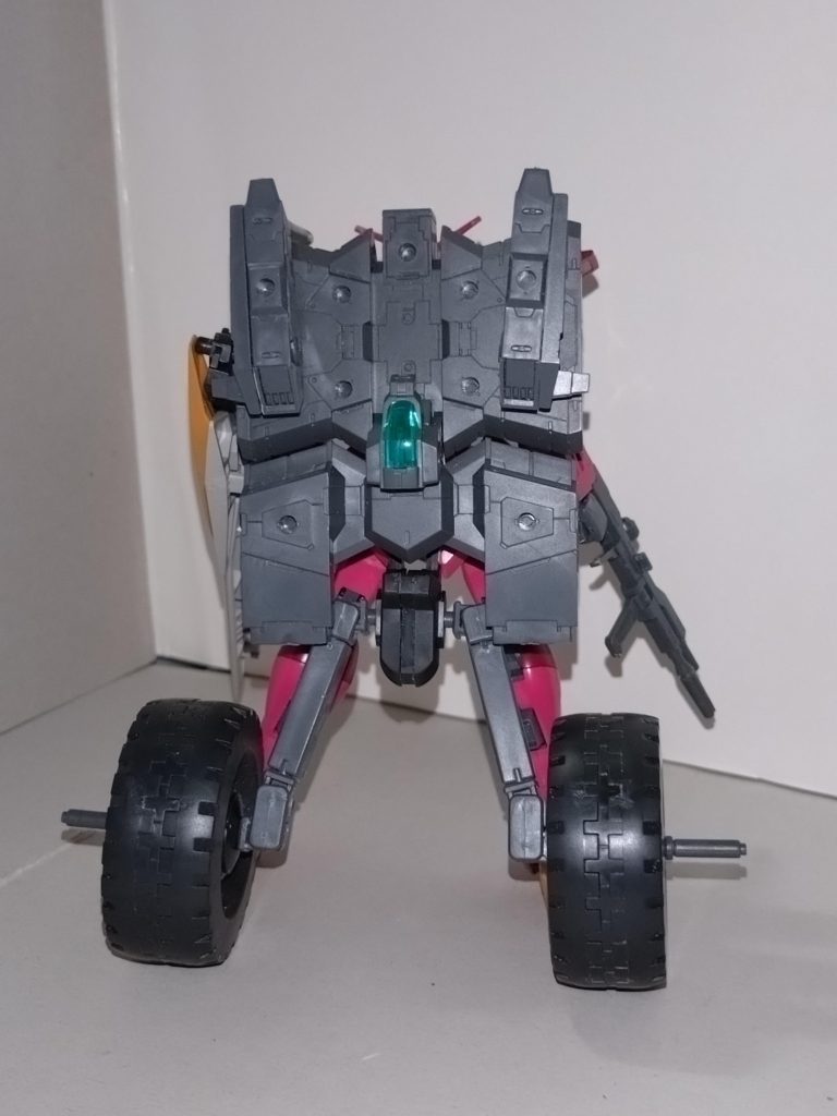 愛音「最初、タイヤは背中の上の方につけたかったけど、自立できなくなるからやめて、足許にしたんだ」