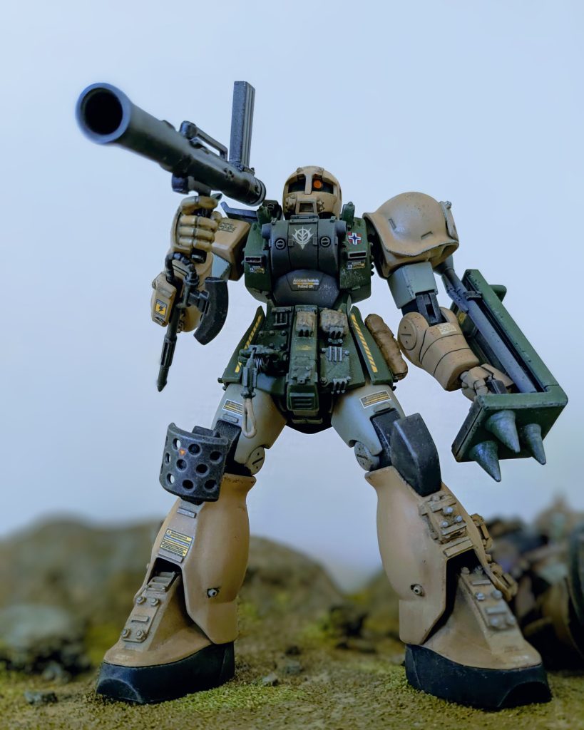 ヒートホークを右肘にマウントさせてます。使いたい時にマウントが外れて手に収まるという妄想…キットのマウントをそのまま使用。