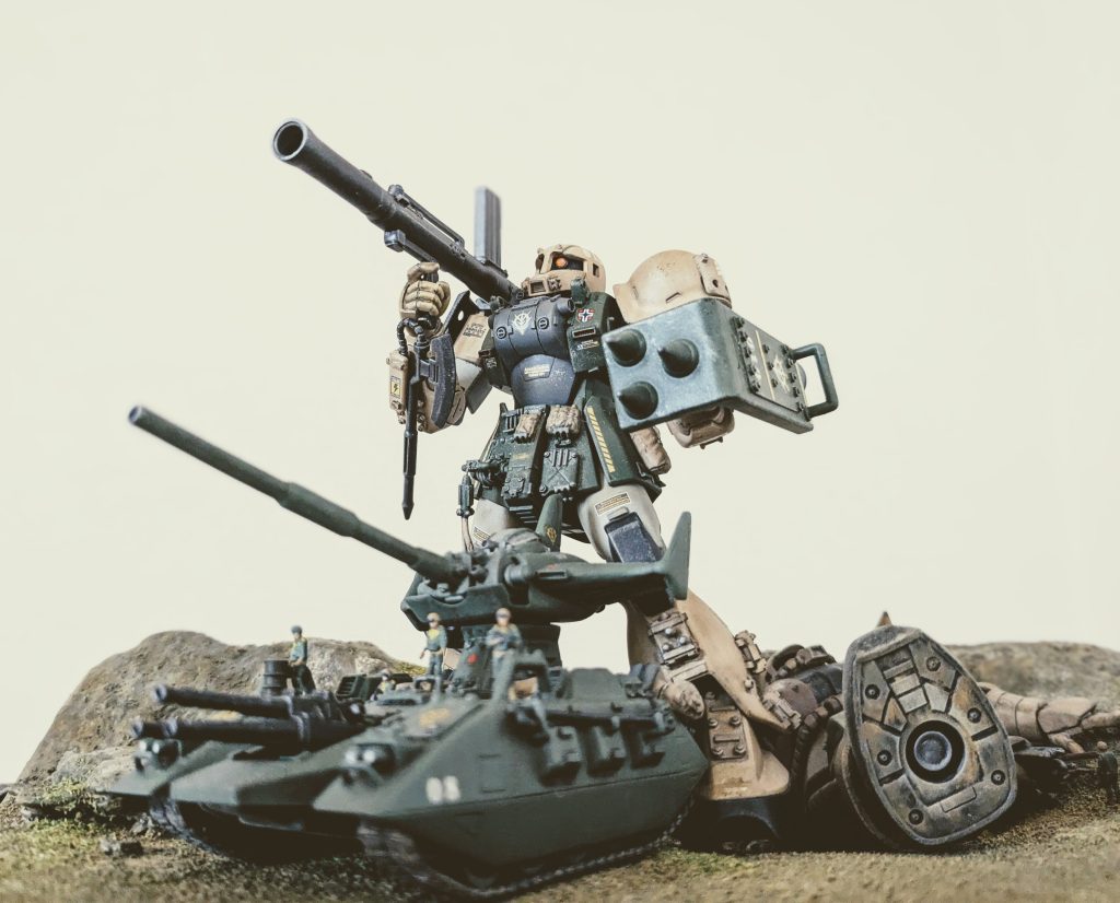 前回のジオラマ、ザクIIは退いてもらいザクⅠを。マゼラアタックと共に進軍!!