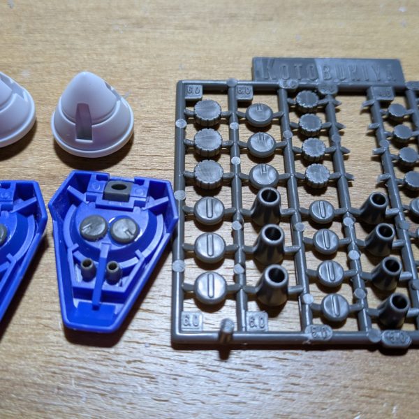 プラ板を加工して放熱フィンをいっぱい付けてみました。ちょっとやりすぎた感はあります。鳩胸にするために胸元もパテで盛りました🦾両胸のダクトもプラ板とパテでイガイガのシルエットにしています。（3枚目）