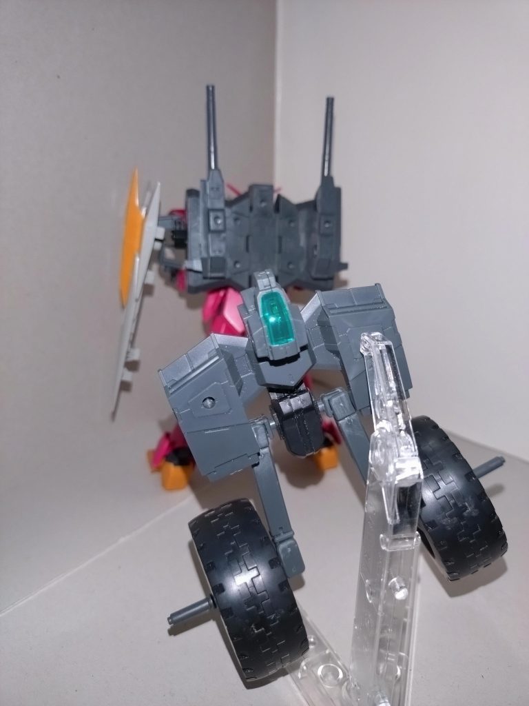 本ユニットを装備することで、足場の悪い砂漠地帯や湿地帯において、安定的な走行が可能になるだけでなく、早期警戒機能も付与され、よりオールマイティに戦えるようになった。