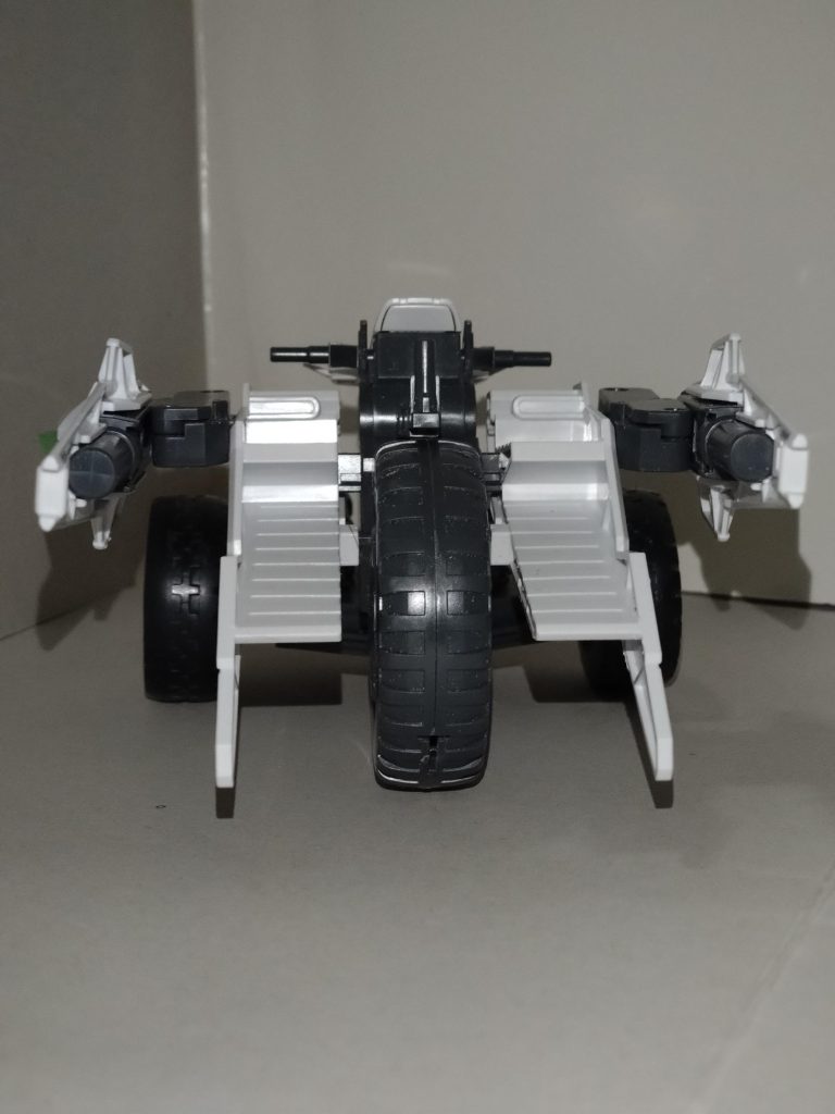 1輪バイクであるメテオホッパーに対し、可倒式の小さな動輪を加え3輪化させており、砂漠地帯や湿地帯に強くなり、さらには水上も走行可能になった。飛行能力を持つ点はメテオホッパーと同じ。水中戦はやや苦手。武装は580mm複列位相エネルギー砲「スキュラ」2門、実弾式ガトリングガン、80mm長距離ビーム砲。