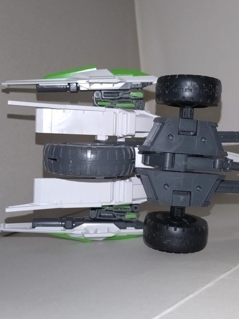 楽奈「アーム部分の肉抜きはランナーから切り出した棒で埋め、接着したあとで修整しました。緑のところは警戒色と解釈し、塗装していません」