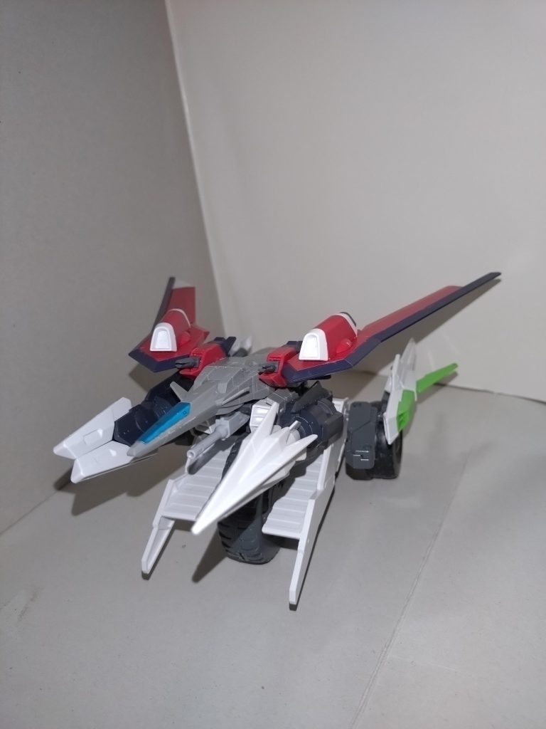 楽奈「合体した状態。メテオホッパー側は機首、ビーム砲、ガトリングガンをはずし、対MS用着座ジョイントにスカイリンクスを(メテオホッパーから見て)反対向けに接続する必要がありますが、合体のときに干渉するからです」このとき、大きい方のタイヤが前輪になる(普段は後輪)。 楽奈はMSをつくらない方針だが、MA同士の合体という、誰もが考えつかないことをやってのけた。そこにシビレるッ!憧れるゥゥゥ!! 〜花咲川女子学園の大本営発表より〜