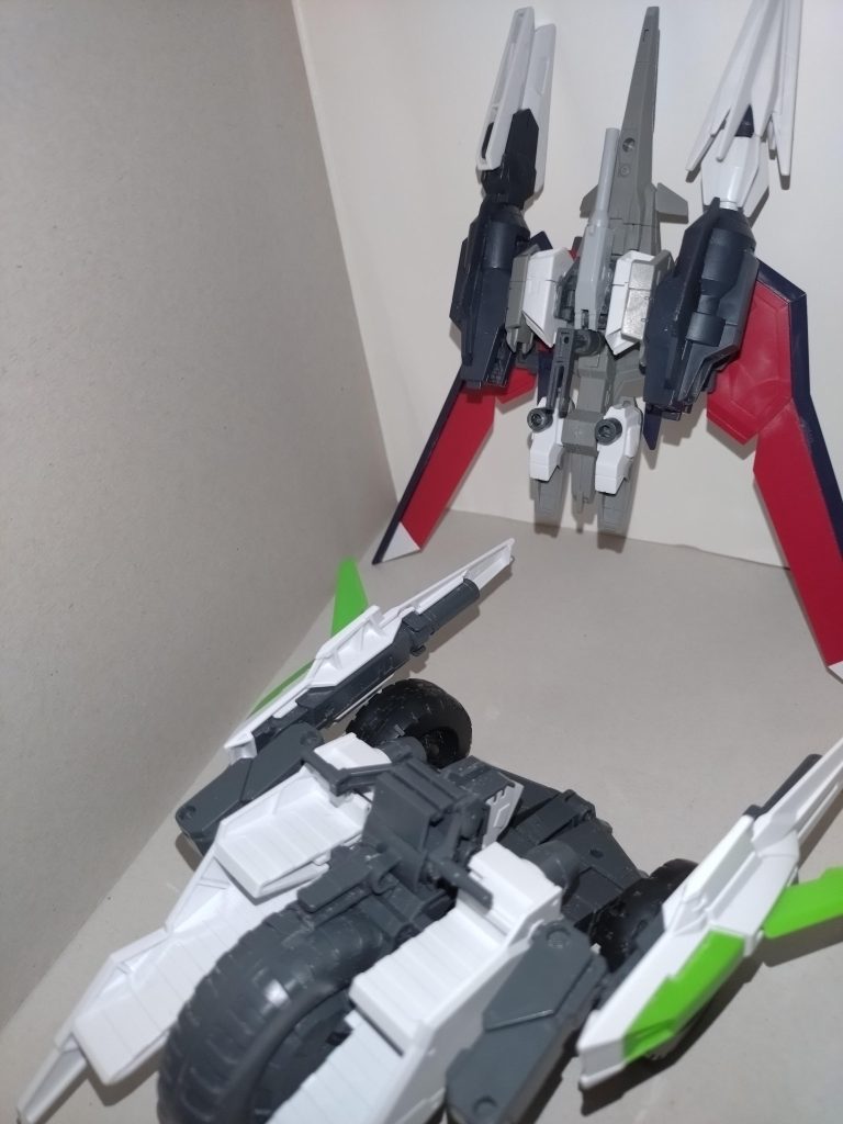 本機体はフライングベース用の穴を前輪ユニットとの接続で塞いだため、フライングベース使用時には難儀させられました。 そんなわけで、メテオホッパーTの紹介を終わらせていただきます。 次回は···「イタ飯もいいけど、たまにはイタプラ!!」。