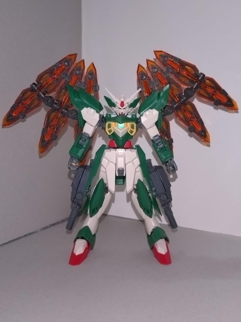 【概要】XXXG-21SFZ ウイングガンダムスフォルツァンド Morfonicaのバイオリン担当・八潮瑠唯(※メイン画像下部の人物)は1年生の頃、厳しい稽古の合間を縫って、ガンダムファラクトをベースとした「アークファラクト」を制作。これは後に宇宙世紀の技術を組み込んだとの設定のもと、エクシードファンネルが加えられた「エクシードファラクト」へと改良強化され、ガンプラバトルに供されたものの、徐々に疲労が目立ってきていた。瑠唯は自身が模型店の子であるにも拘らず、そのエクシードファラクトを知己である戸山香澄(Poppin'party)に預け、2体目となる、ガンダムフェニーチェリナーシタをベースとした改造ガンプラの制作に着手する。