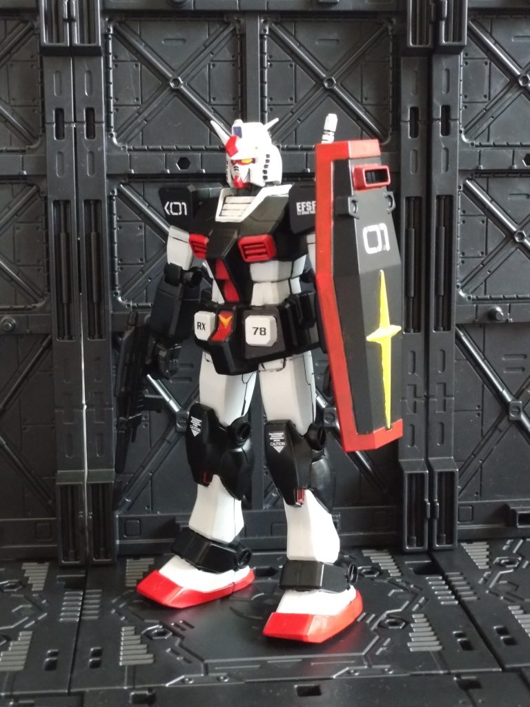 各部の塗り分けもキツイよぉ。筆塗りで、はみ出しては修正の繰り返し。