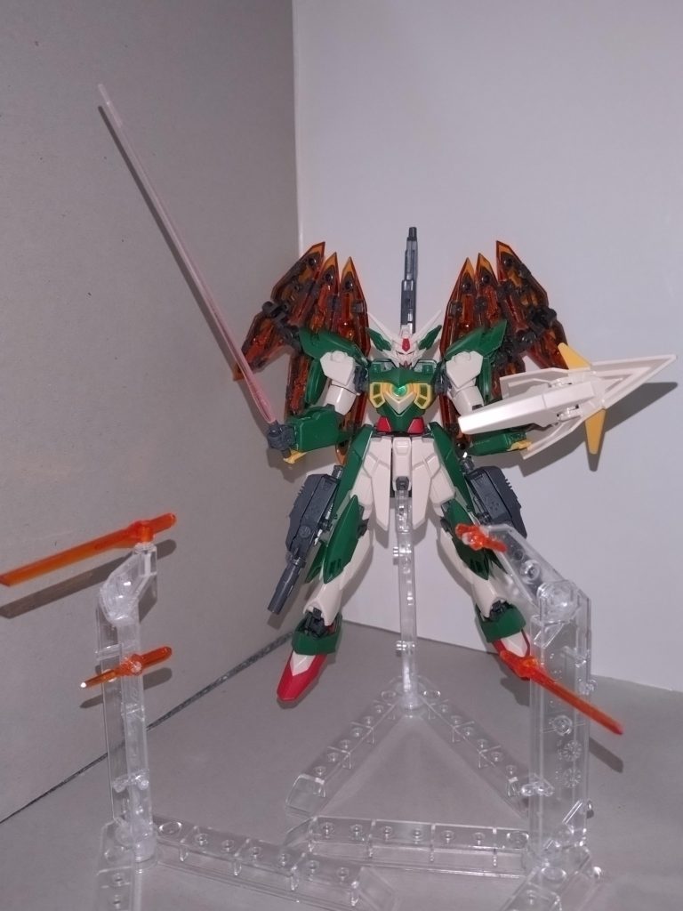 本機の目玉となるエクシードファンネル。香澄「あ、剣が飛んでる」瑠唯「エクシードファンネルを、射出してみました。ついでに、これもコトブキヤMSGのエクシードバインダー2です」