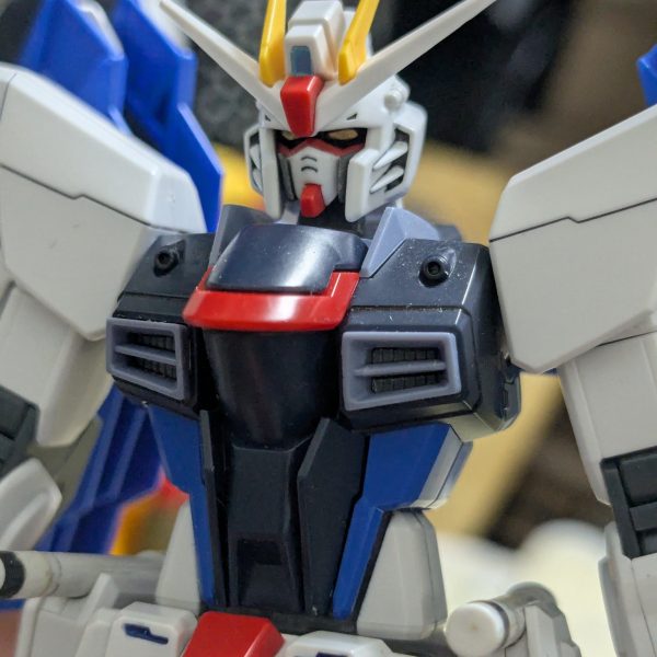 以前作ったフリーダムですが、完成した顔に納得できてませんでした。今回、ストフリジャンクが手に入ったので、フリーダム作成に再挑戦フリーダムのヘルメット内に収まるようにストフリのフェイスパーツを加工してます今回は白いマスクはそのままでグレーの頬当てを一度カットし、白マスクとの隙間ができないように調整中仮止めで一度組んでみました！　（3枚目）
