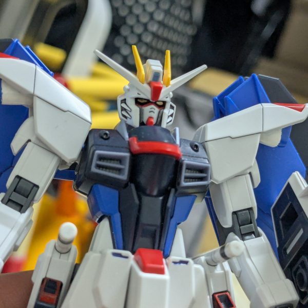 以前作ったフリーダムですが、完成した顔に納得できてませんでした。今回、ストフリジャンクが手に入ったので、フリーダム作成に再挑戦フリーダムのヘルメット内に収まるようにストフリのフェイスパーツを加工してます今回は白いマスクはそのままでグレーの頬当てを一度カットし、白マスクとの隙間ができないように調整中仮止めで一度組んでみました！　（2枚目）