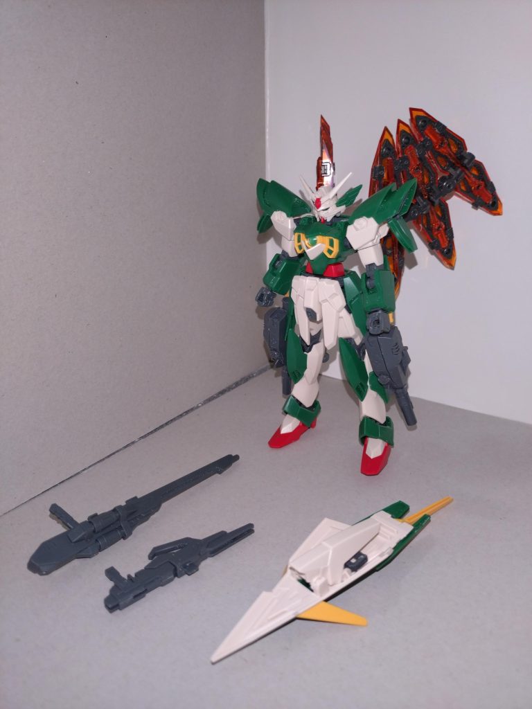 そんなこんなで、ウイングガンダムスフォルツァンドをご紹介してきました。瑠唯ちゃんのイメージカラーがアンティークグリーンということもあり、機体にグリーンが含まれているガンダムフェニーチェリナーシタが先月下旬に再販されているのを見付け、このチャンスを逃すまいと即購入。下腕のクロー部分にかかる手甲のようなところは切断し、ライフルを持った際の干渉をなくしました。今回フェニーチェリナーシタよりも予算を割いたのが背部のエクシードファンネル。コトブキヤMSGのエクシードバインダー2(ガンメタ)を2セット入手し、そのうちの2基を予備として、残る6基を翼のように繋げています。エクスキャノンも含めると、このウイングガンダムスフォルツァンドを制作するために、最近のMGと同じくらいの費用がかかりました。
