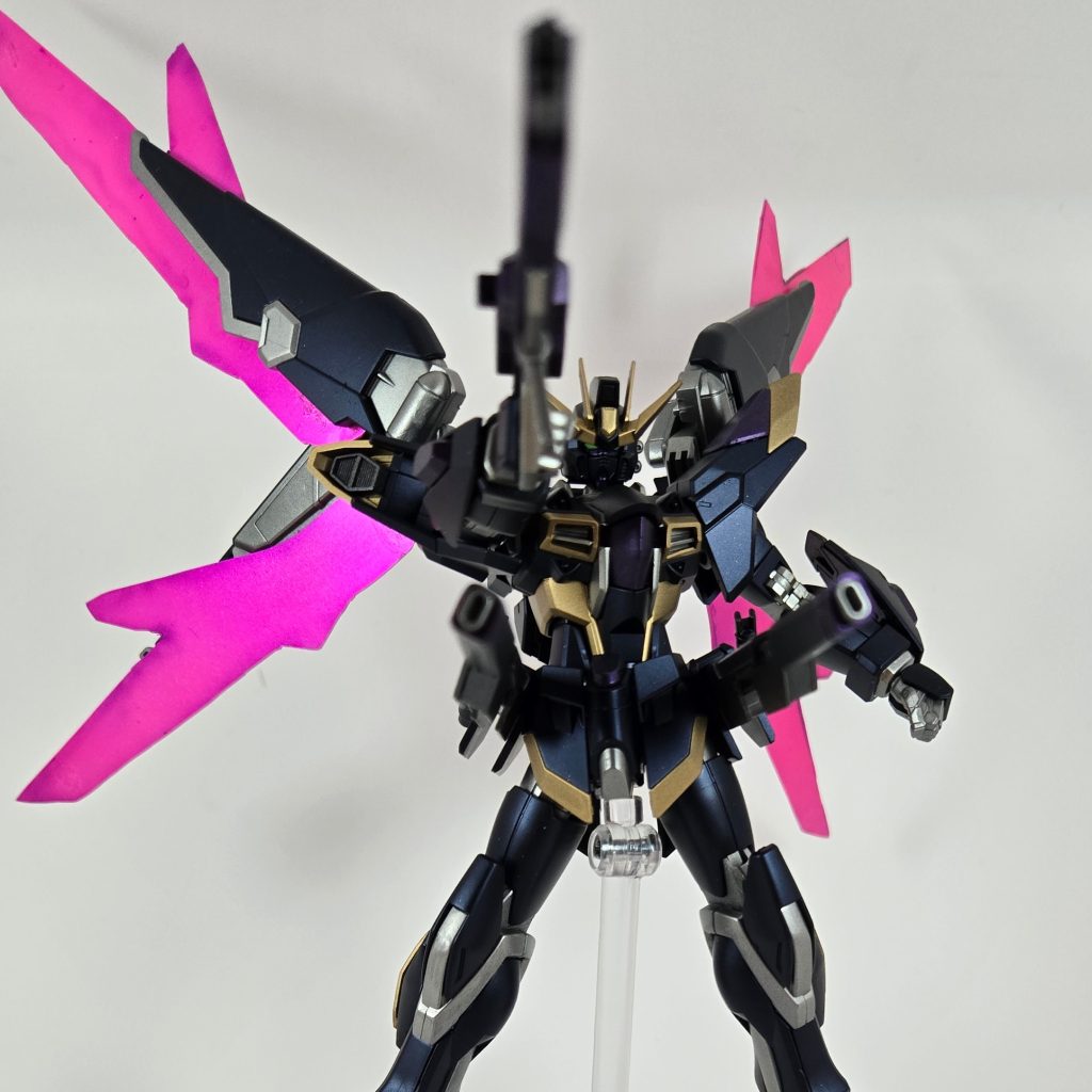 光の翼は神バーニングのをカットしたものを元にプラ板を切り出して蛍光ピンクで塗装。