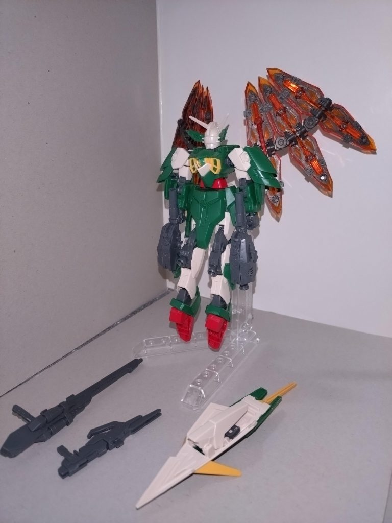 【変形】本機はもともとのウイングガンダムと同じく、バード形態への可変機構を持つ。ツインバスターライフルを上下に分割するシールドを外し、背部に取り付ける頭部と下半身を180°回し、足首を畳んで、ヒザをクランク状に曲げる肩アーマーを閉じる脚部レールガンを上に向ける分割したツインバスターライフルを、下腕に取り付ける