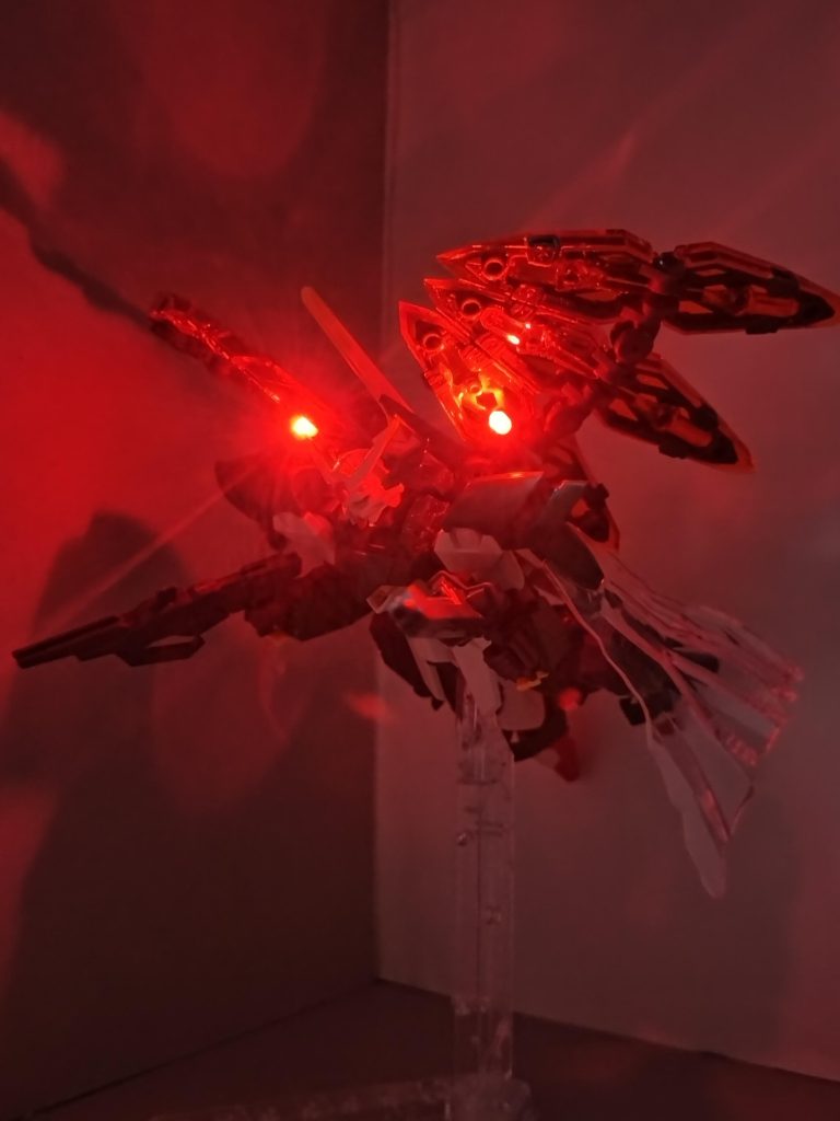 瑠唯がファラクトに続いて制作した、ウイングガンダムスフォルツァンド。だが、瑠唯はこれに飽き足らず、エクシードバインダーの電飾に打って出る。エクシードバインダー内にあるエクシードファンネル(ソード)を撤去し、そこへLEDランプ付きリチウム電池を仕込んだ。